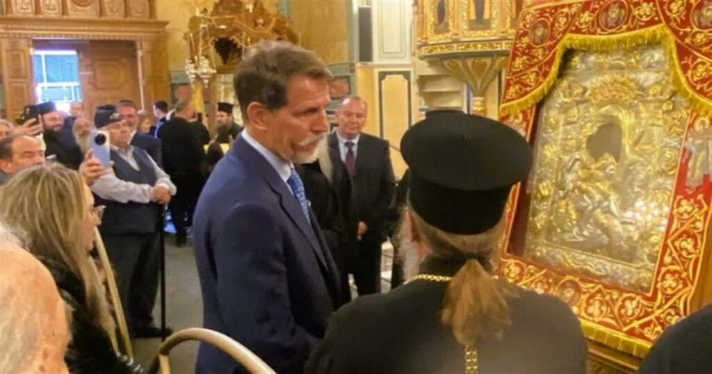 Ο Παύλος Ντε Γκρες λατρεύει την εικόνα «Άξιον Εστί» στο Μεσολόγγι: Μια συγκινητική στιγμή πίστης.