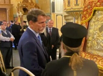 Ο Παύλος Ντε Γκρες λατρεύει την εικόνα «Άξιον Εστί» στο Μεσολόγγι: Μια συγκινητική στιγμή πίστης.