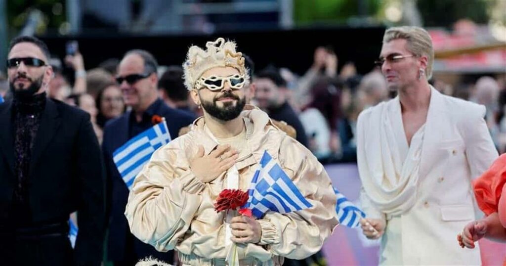 Eurovision 2026: Ο Ακύλας μαγνητίζει τα βλέμματα στο λαμπερό τιρκουάζ χαλί του διαγωνισμού!