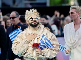 Eurovision 2026: Ο Ακύλας μαγνητίζει τα βλέμματα στο λαμπερό τιρκουάζ χαλί του διαγωνισμού!