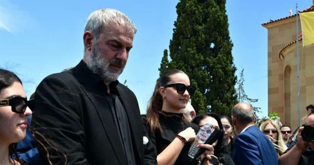 Τραϊανός Δέλλας στην κηδεία της Γωγώς Μαστροκώστα: «Στο τελευταίο κύμα σε έχασα, ξεκουράσου αγάπη μου γιατί κουράστηκες πολύ»