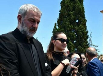 Τραϊανός Δέλλας στην κηδεία της Γωγώς Μαστροκώστα: «Στο τελευταίο κύμα σε έχασα, ξεκουράσου αγάπη μου γιατί κουράστηκες πολύ»