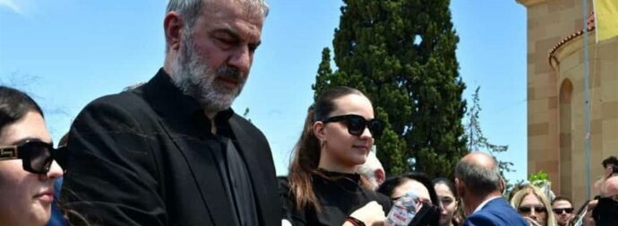 Τραϊανός Δέλλας στην κηδεία της Γωγώς Μαστροκώστα: «Στο τελευταίο κύμα σε έχασα, ξεκουράσου αγάπη μου γιατί κουράστηκες πολύ»