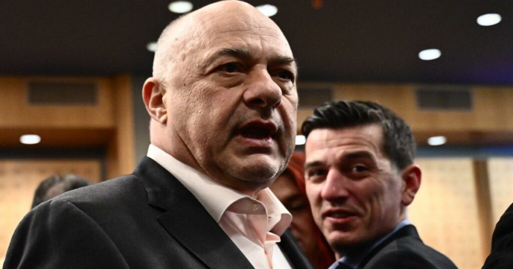 Δήλωση Μπέου προκαλεί οργή: «Αφαιρέστε τα ονόματα από το Σύνταγμα, κατευθύνετε τους συγγενείς στη Λάρισα για το πένθος τους».