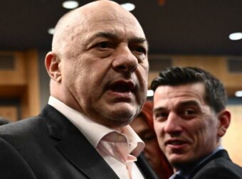 Δήλωση Μπέου προκαλεί οργή: «Αφαιρέστε τα ονόματα από το Σύνταγμα, κατευθύνετε τους συγγενείς στη Λάρισα για το πένθος τους».