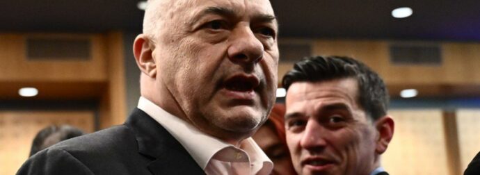 Δήλωση Μπέου προκαλεί οργή: «Αφαιρέστε τα ονόματα από το Σύνταγμα, κατευθύνετε τους συγγενείς στη Λάρισα για το πένθος τους».
