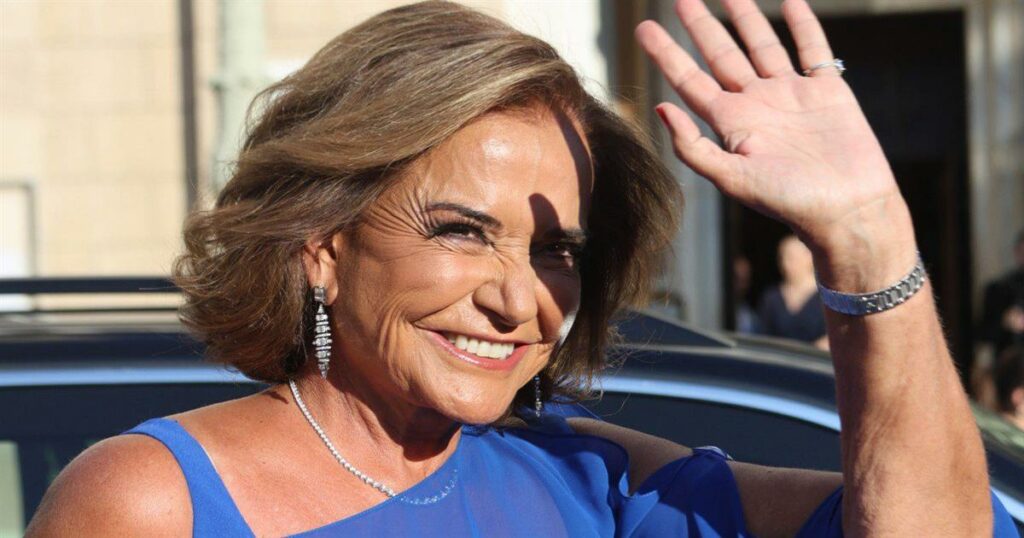Απολαυστικό βίντεο: Τα γενέθλια της Ντόρας Μπακογιάννη στο γραφείο με την έκπληξη του «σοκολατάκι»!
