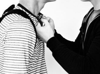 «Συγκλονίζει η μητέρα: “Τα παιδιά μου αιμορραγούσαν” – Η τραγική ιστορία του 17χρονου με αυτισμό μετά τον βάναυσο ξυλοδαρμό»