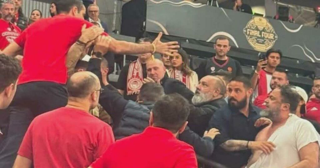 Εξέλιξη: Νέο βίντεο για Μαρινάκη & Δημητριάδη – Δείχνει τη σκηνή από την στιγμή που ο πρόεδρος του Ολυμπιακού κατεβαίνει τα σκαλιά