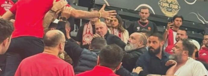 Μαρινάκης και Δημητριάδης πιάστηκαν στα χέρια πριν τον τελικό του Ολυμπιακού! Σκίστηκε η μπλούζα του προέδρου της ΠΑΕ