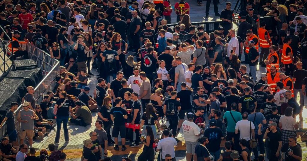 Μάθετε πώς οι Metallica ξεσήκωσαν το ΟΑΚΑ: Χιλιάδες θαυμαστές κατέκλυσαν την Αθήνα – Απολαύστε εντυπωσιακές εικόνες από το στάδιο!
