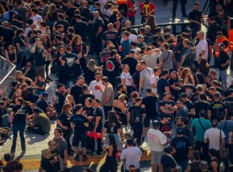 Μάθετε πώς οι Metallica ξεσήκωσαν το ΟΑΚΑ: Χιλιάδες θαυμαστές κατέκλυσαν την Αθήνα – Απολαύστε εντυπωσιακές εικόνες από το στάδιο!