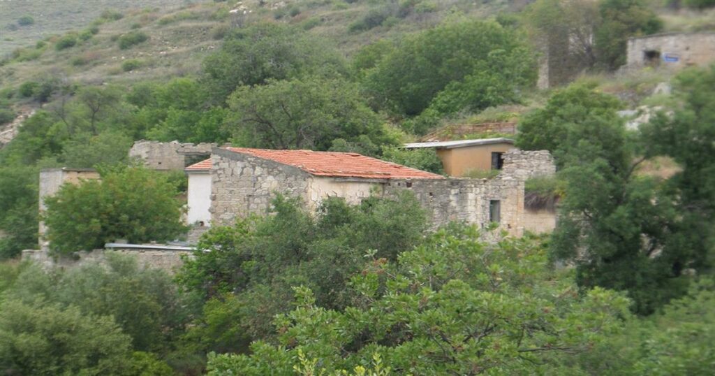 Ισραηλινοί επενδυτές αποκτούν ιστορικό χωριό στην Κύπρο – Αναταράξεις στην Τρόζενα από τη μεγάλη συμφωνία.