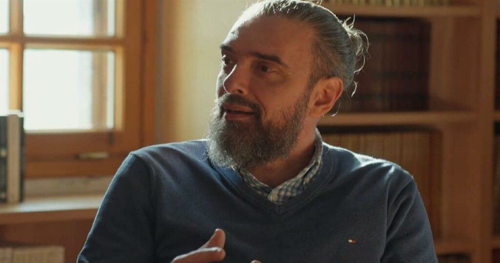 Σοκ και δέος: Ο Σωτήρης Τσαφούλιας σκηνοθετεί τον δικό του θάνατο – Αποκαλύψεις για τον τόπο ταφής.