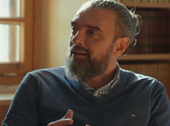 Σοκ και δέος: Ο Σωτήρης Τσαφούλιας σκηνοθετεί τον δικό του θάνατο – Αποκαλύψεις για τον τόπο ταφής.