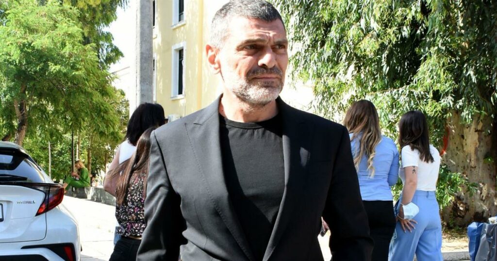 Συναισθηματική Καταιγίδα για τον Τόνυ Μαυρίδη: Συγκλονίζει το Αποχαιρετιστήριο Μήνυμά του προς την Αδελφή του.