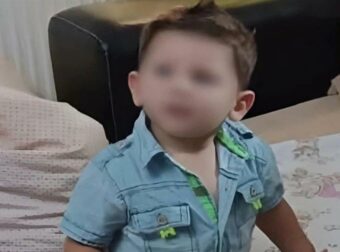 Συγκλονιστικές μαρτυρίες στη δίκη του μικρού Άγγελου: «Πρωτόγνωρη η κατάσταση του παιδιού» – Ένταση στην αίθουσα δικαστηρίου.