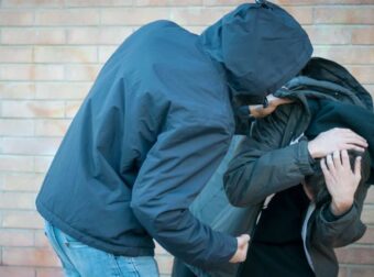 Σοκ στη Νέα Φιλαδέλφεια: 25χρονος επιτίθεται σε 17χρονο μαθητή με αυτισμό, προκαλώντας κάταγμα στη γνάθο – Στο νοσοκομείο το θύμα.