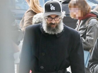 Μεταμορφωμένος Άρης Σερβετάλης: Η εντυπωσιακή αλλαγή με μακρύ μούσι και ράσα στο Άγιον Όρος – Δείτε την πρώτη φωτογραφία!