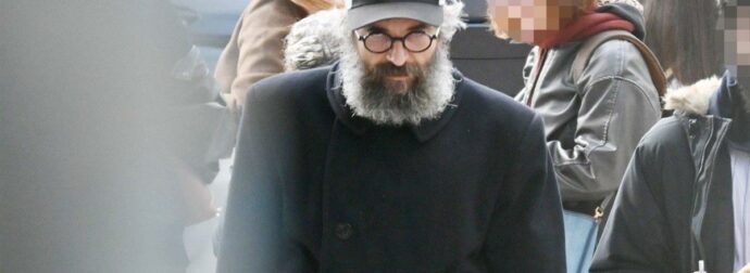 Μεταμορφωμένος Άρης Σερβετάλης: Η εντυπωσιακή αλλαγή με μακρύ μούσι και ράσα στο Άγιον Όρος – Δείτε την πρώτη φωτογραφία!
