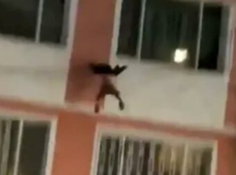 Τραγωδία στον αέρα: 2χρονο αγοράκι πέφτει από μπαλκόνι 4ου ορόφου – Η απουσία του πατέρα στιγμές πριν την πτώση (δείτε το βίντεο).