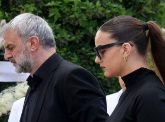 Κηδεία Μαστροκώστα: Έφτασε η κόρη της στην εκκλησία – Υποβασταζόμενη από τον πατέρα της, Τραϊανό Δέλλα