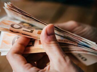 Περιορισμοί στις Συναλλαγές με Μετρητά – Νέοι Κανονισμοί και Αυστηρές Ποινές που Πρέπει να Γνωρίζετε.