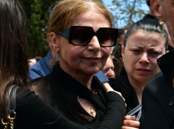 Κηδεία Μαστροκώστα: Δέος προκαλεί η εικόνα της μητέρας της – Η στιγμή που κοιτά τον ουρανό κρατώντας την φωτογραφία της
