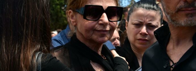 Κηδεία Μαστροκώστα: Δέος προκαλεί η εικόνα της μητέρας της – Η στιγμή που κοιτά τον ουρανό κρατώντας την φωτογραφία της