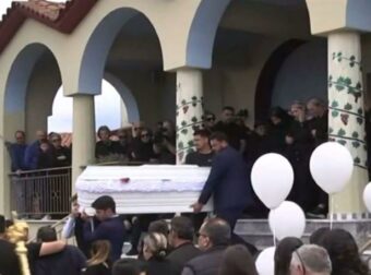 Θρήνος και λευκά μπαλόνια στην τελετή αποχαιρετισμού του 13χρονου Κωνσταντίνου, θύματος τροχαίου με πατίνι (video).