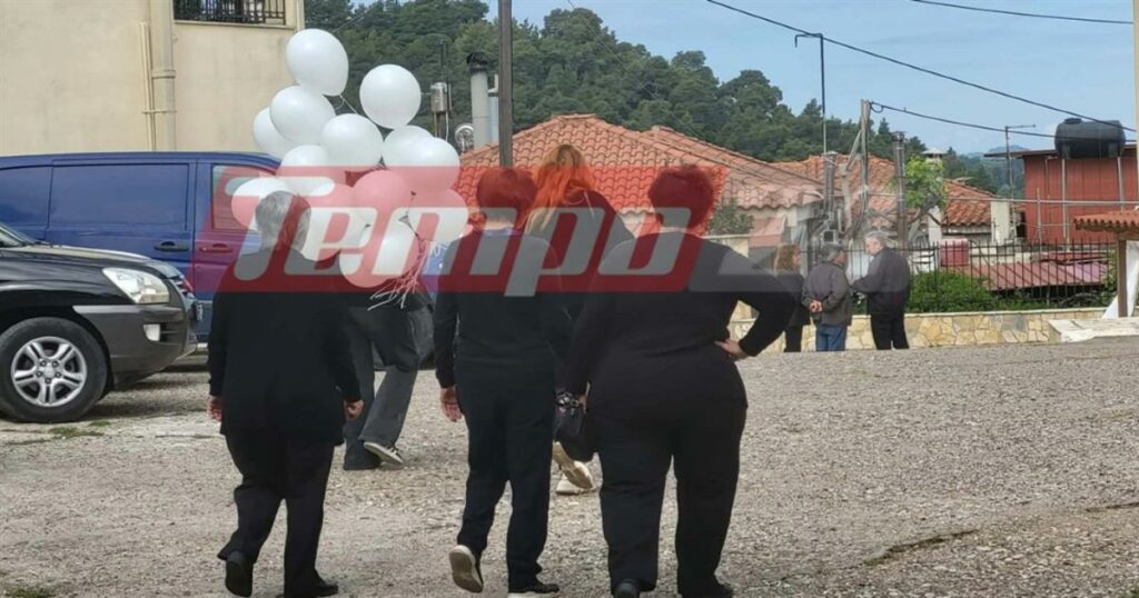 Ηλεία: Συγκίνηση και λευκά μπαλόνια στο αντίο του 13χρονου Κωνσταντίνου, θύματος τροχαίου με πατίνι.