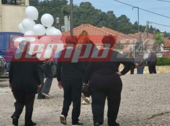 Ηλεία: Συγκίνηση και λευκά μπαλόνια στο αντίο του 13χρονου Κωνσταντίνου, θύματος τροχαίου με πατίνι.