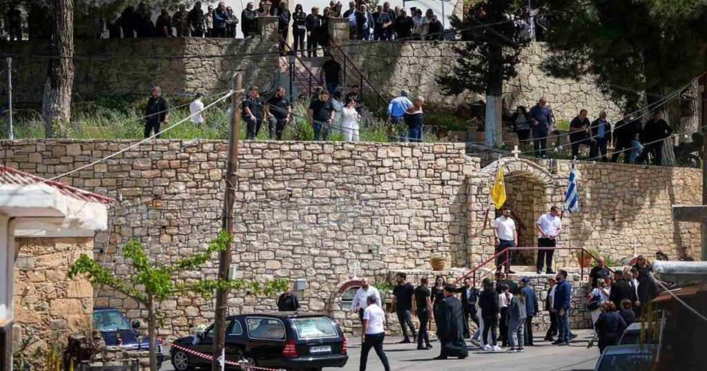 Κρήτη: Συγκινητικές στιγμές στην κηδεία του 21χρονου – «Φορέστε χρώματα για τον άγγελό μας».
