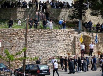 Κρήτη: Συγκινητικές στιγμές στην κηδεία του 21χρονου – «Φορέστε χρώματα για τον άγγελό μας».