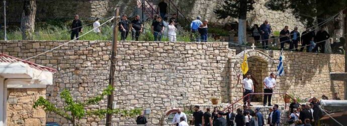 Κρήτη: Συγκινητικές στιγμές στην κηδεία του 21χρονου – «Φορέστε χρώματα για τον άγγελό μας».