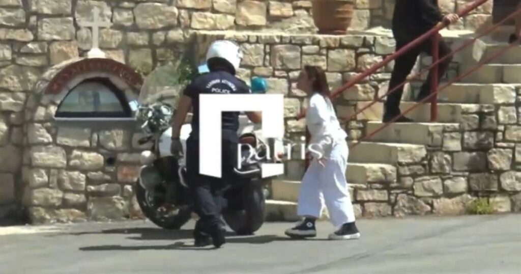 Κρήτη: Ένταση στην κηδεία του 21χρονου – Η αδελφή του συγκρούστηκε με αστυνομικούς (Δείτε το βίντεο)