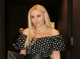Γωγώ Μαστροκώστα: Η δύσκολη μάχη με τον καρκίνο, ο παραμυθένιος γάμος με τον Τραϊανό Δέλλα και η ξεχωριστή καριέρα