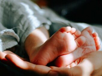 Σοκαριστική υπόθεση: Η μητέρα που κατηγορείται για τη δολοφονία της 19 ημερών κόρης της και η εκμετάλλευση στο TikTok για δωρεές κηδείας.