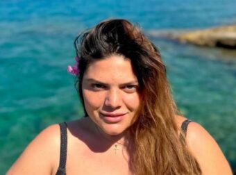Μπάρκα: Ποζάρει με εντυπωσιακό μαύρο μαγιό – Πώς έχασε τα κιλά λίγο πριν τον γάμο