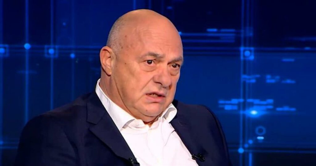 Μπέος: «Μητσοτάκη, φέρε μία μπουλντόζα και μία καθαρίστρια να καθαρίσουμε – Το πραγματικό μνημείο βρίσκεται στα Τέμπη, εκεί πρέπει να θρηνήσουν οι συγγενείς».