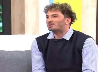 Ιωάννης Μελισσανίδης αποκαλύπτει: «Τότε έλεγαν “ο Ιωάννης φιλούσε υπέροχα”» – Δείτε την απρόσμενη απάντησή του!