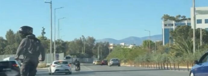 “Σοκαριστικό Βίντεο: Αναβάτης σε Πατίνι Αγγίζει το Όριο στην Παραλιακή – Δείτε τον Κίνδυνο στην Αριστερή Λωρίδα!”
