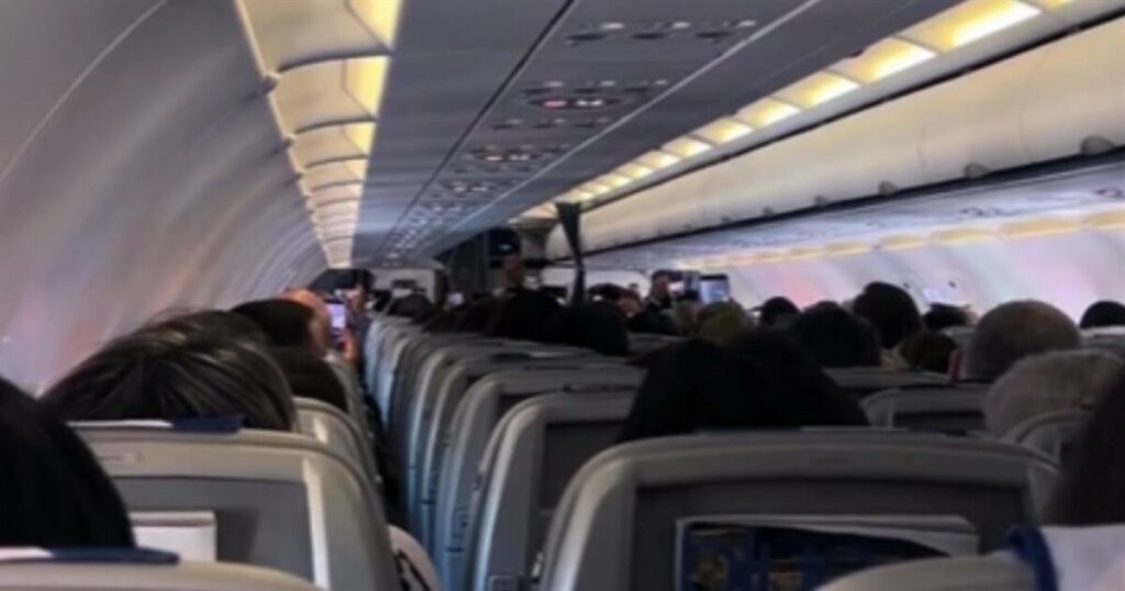 Αποχαιρετιστήρια πτήση πιλότου της Aegean: «Τιμή μου που ήσασταν μαζί μου» – Δείτε το συγκινητικό βίντεο ενός επιβάτη.