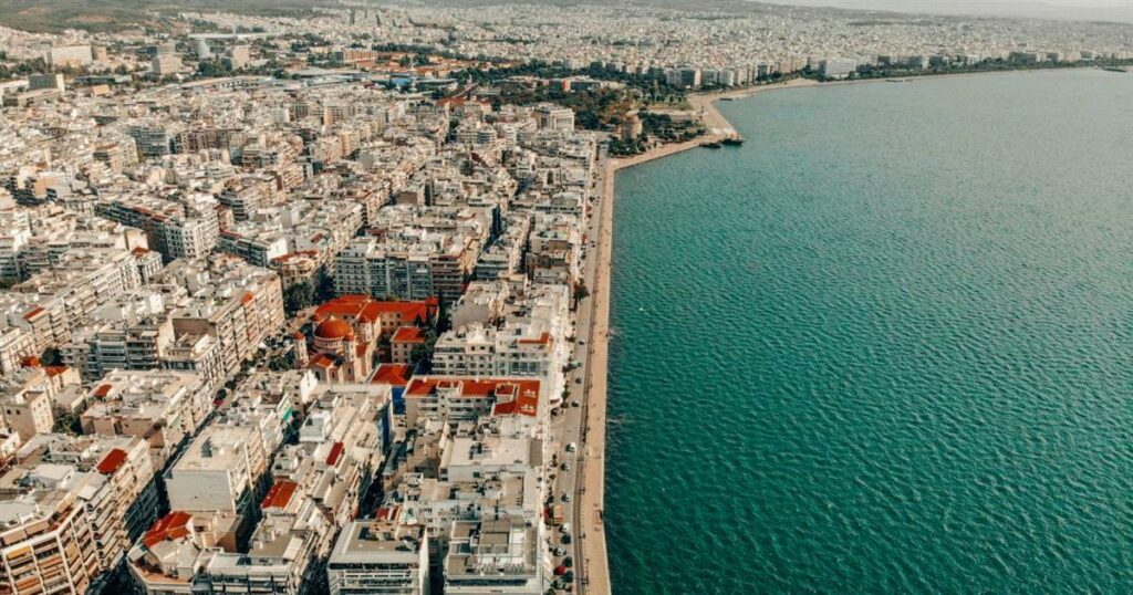 Σάλος σε πολυκατοικία στη Θεσσαλονίκη: Ιδιοκτήτρια κατηγορείται για δημιουργία 8 Airbnb στο ημιυπόγειο, υπόθεση στα δικαστήρια.