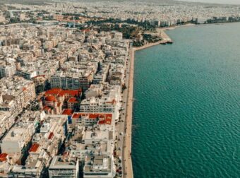 Σάλος σε πολυκατοικία στη Θεσσαλονίκη: Ιδιοκτήτρια κατηγορείται για δημιουργία 8 Airbnb στο ημιυπόγειο, υπόθεση στα δικαστήρια.