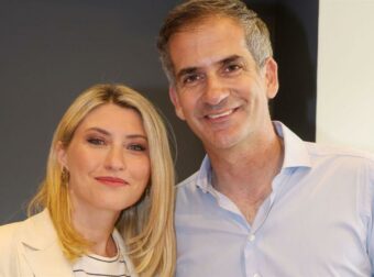 Σία Κοσιώνη: Η Εντυπωσιακή Πρεμιέρα μετά την Αποχώρηση από τον ΣΚΑΪ – Δείτε πώς την Υποστηρίζει ο Κώστας Μπακογιάννης στο Νέο της Ξεκίνημα (Φωτογραφίες).