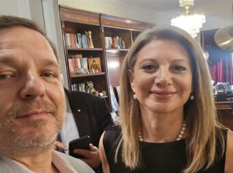 Κόμμα Καρυστιανού: Με ρίζες στη Ρωσία και πάθος για παράδοση – Υποστηρικτής του Πούτιν και κριτικός του εμβολιασμού.