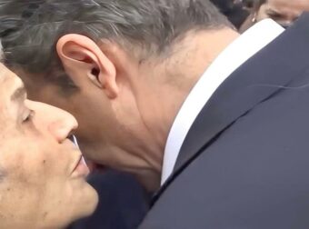Γιαγιά προς Μητσοτάκη: «Θα ζήσω να σε δω πρωθυπουργό!»