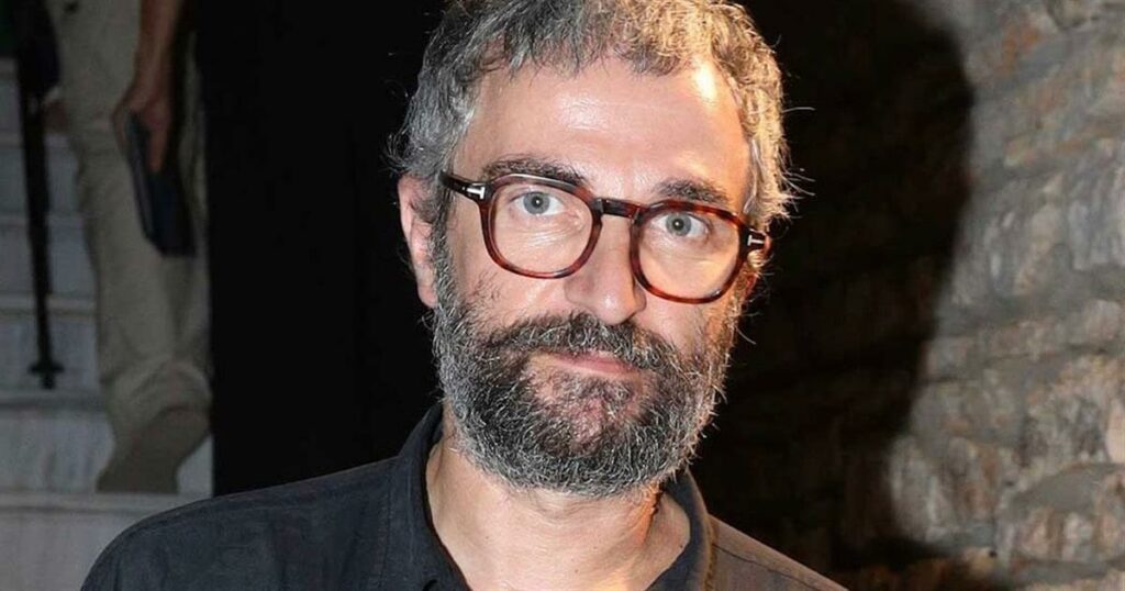 Άγνωριστος ο Άρης Σερβετάλης με μακρύ μούσι και ράσα στο Άγιον Όρος: Δείτε την πρώτη φωτογραφία!
