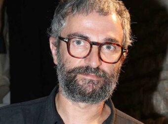 Άγνωριστος ο Άρης Σερβετάλης με μακρύ μούσι και ράσα στο Άγιον Όρος: Δείτε την πρώτη φωτογραφία!